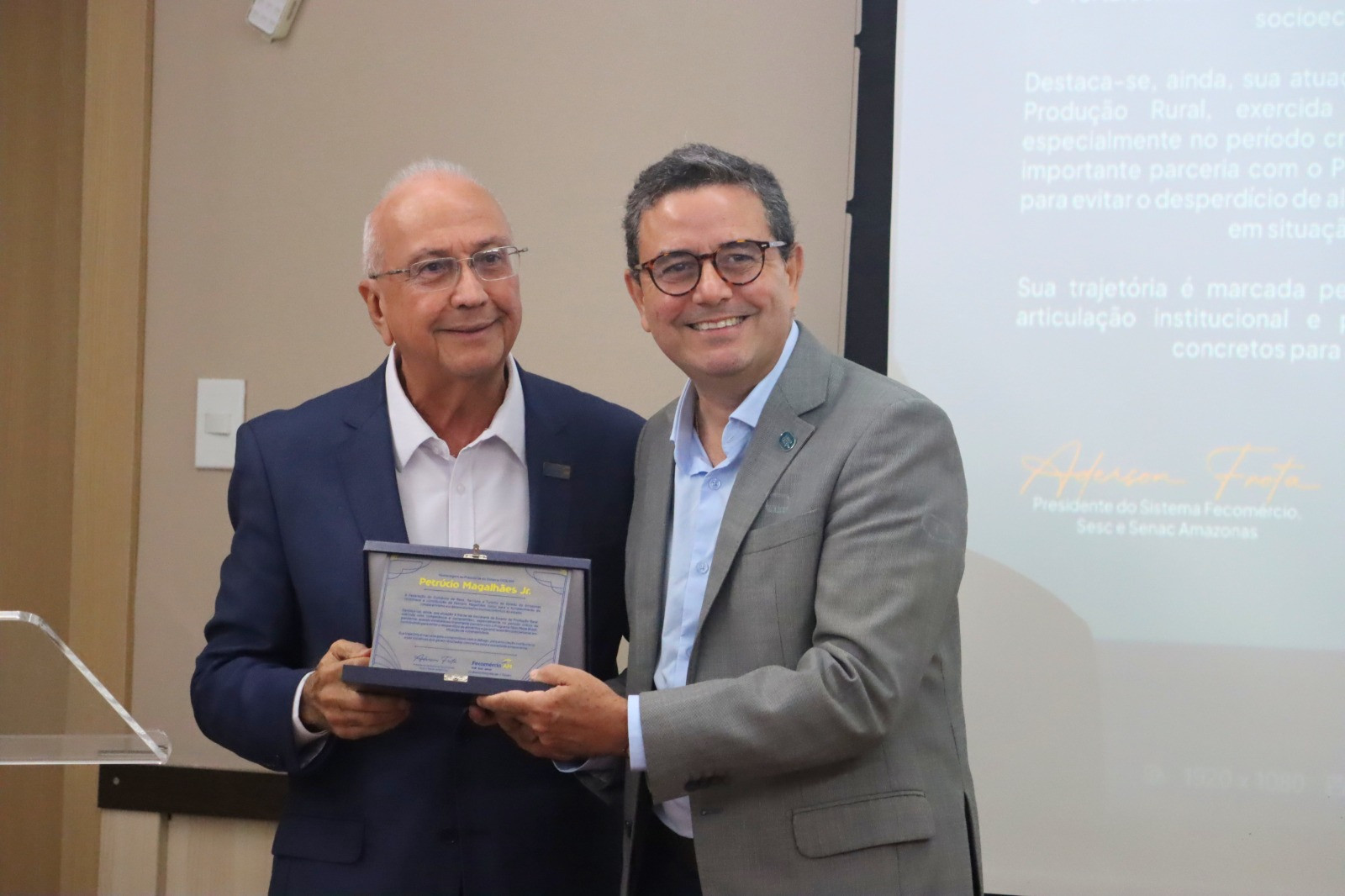 Fecomércio homenageia Petrucio Magalhães por sua trajetória e relevância no desenvolvimento socioeconômico do Amazonas